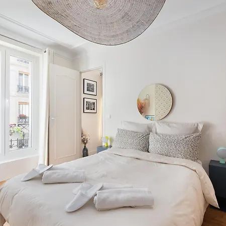 A Deux Pas De Montmartre